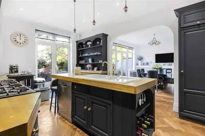 5 Bedroom Detached House for Sale in Arkley