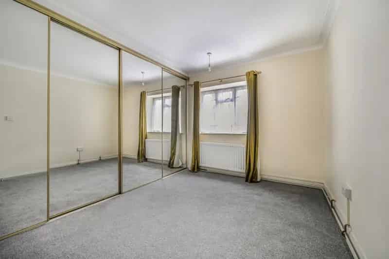 Two Double Bedroom Apartment with Communal Garden