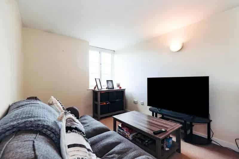 2 Bed Flat for Sale - Gated Development - Allocated Parking