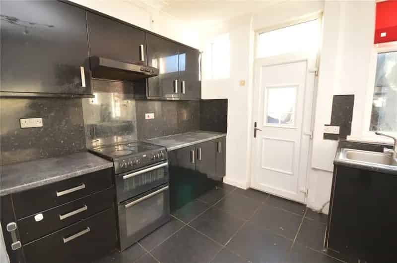 3 Bedroom Through Terrace House Near M62 M1 Motorways
