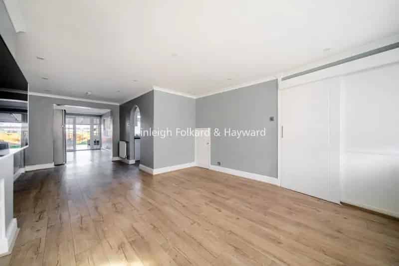 Spacious 3-Bed Semi-Detached House with Garden, Driveway and Garage