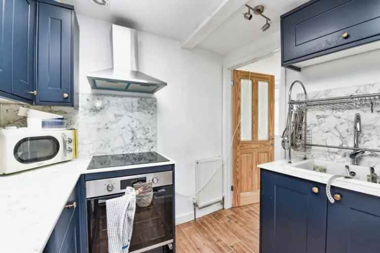 2 Bed House with Modern Kitchen and Two Fireplaces