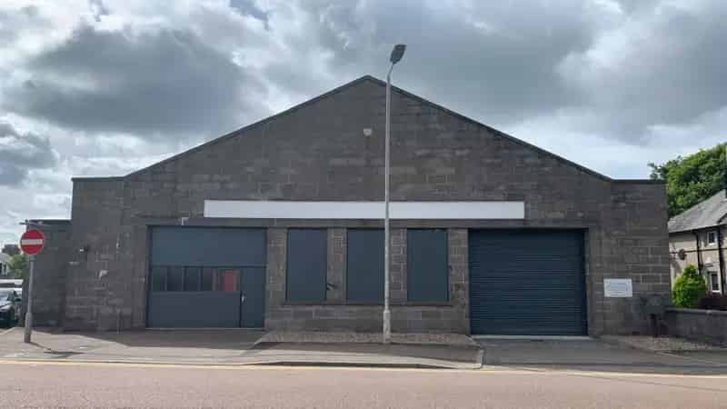 Commercial Property with Open Plan Space and Secure Yard
