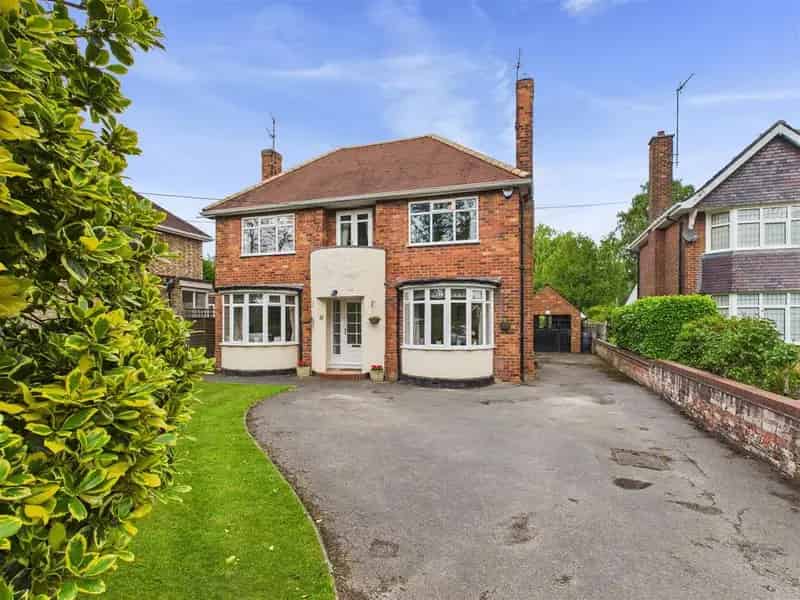5 Bedroom Detached House for Sale Large Garden Family Home