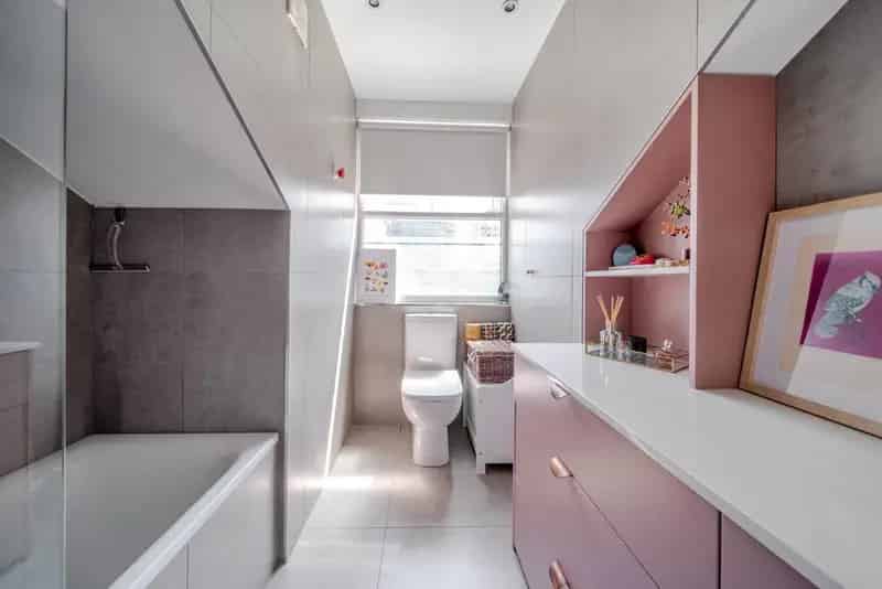 Spacious 2-3 Bed Top Floor Flat in Quiet Cul-de-sac