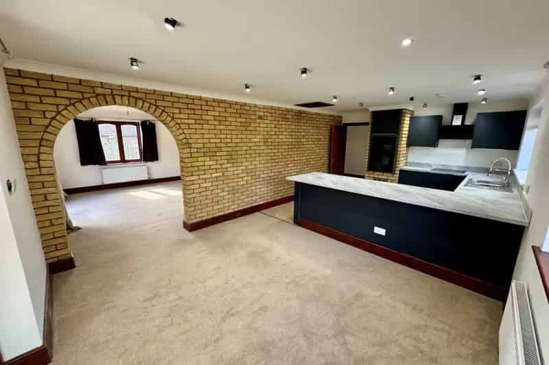 Newly Renovated Brookville Home: 3 Double Bedrooms, Open Plan Living