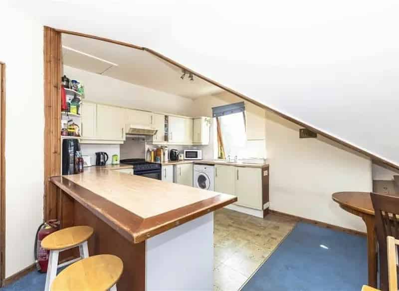 Spacious 3-Bed Period Conversion Flat near Tooting Bec Common