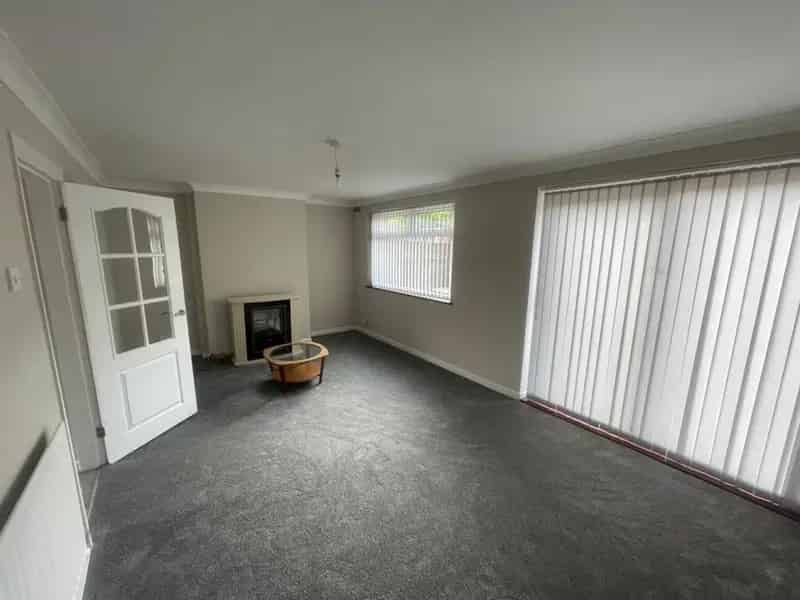 3 Bedroom Semi Detached House Refurbished Family Home