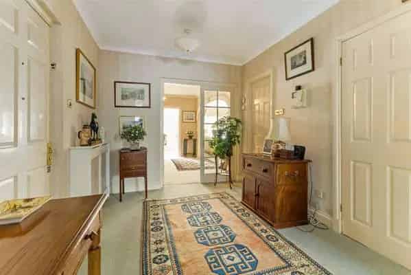 Spacious Apartment near Gerrards Cross Station