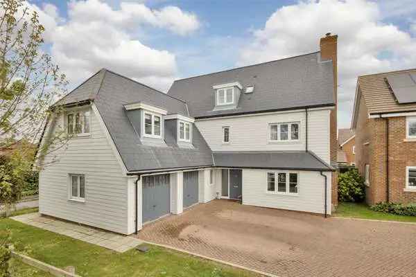 5 Bedroom Family Home with Garden and Garage