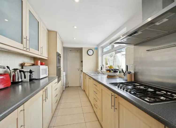 Spacious 3 Bedroom Victorian Terrace House with Private Garden