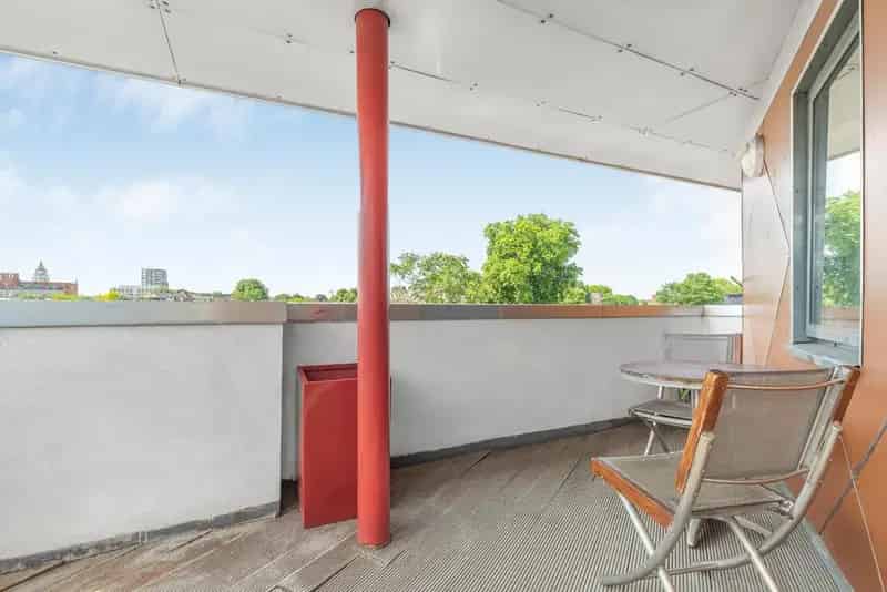 2 Bed 2 Bath Apartment with Balcony - 9 Month Tenancy