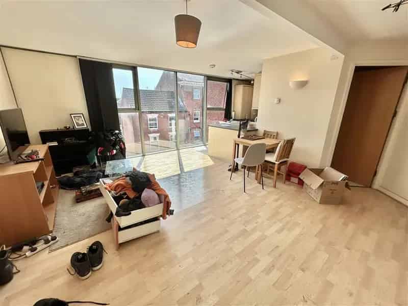 Two Bedroom Apartment in Raleigh Square NG7 Near City Centre