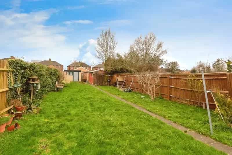 3 Bed End Terrace House Family Home Near Town Centre