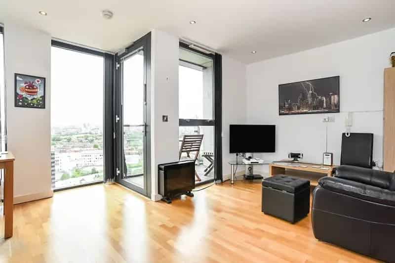 Salford M50 Studio Apartment with Balcony and Parking