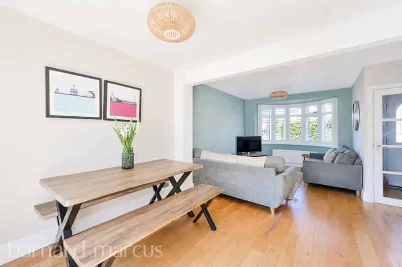3 Bed House Driveway Garden Open Plan Living Fitted Kitchen Conservatory