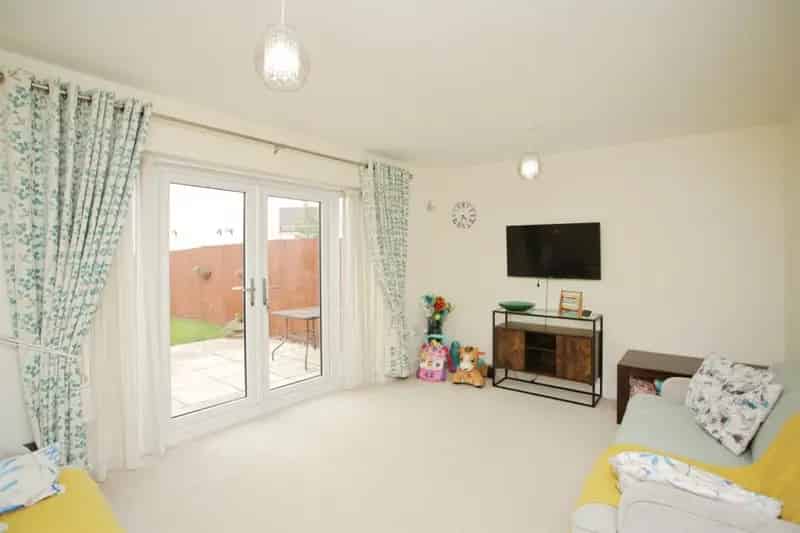 3 Bed Semi Detached House Near Rugby Train Station