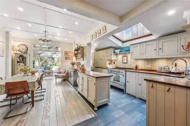 Semi Detached House for Sale in Tunley Road SW17
