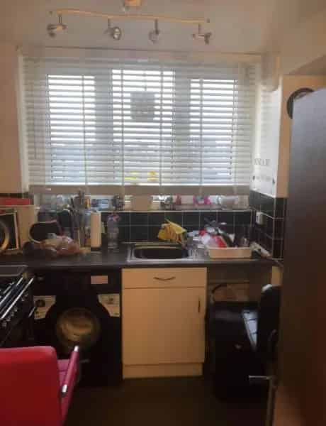 Spacious 2-Bed Maisonette Near Amenities and Train Stations