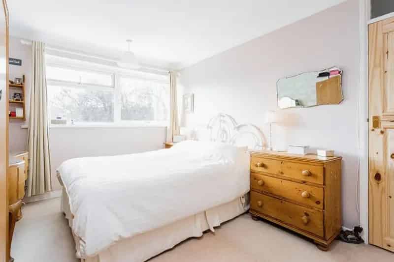 Spacious 3 Bedroom House with Conservatory and Garage Near Haywards Heath Station