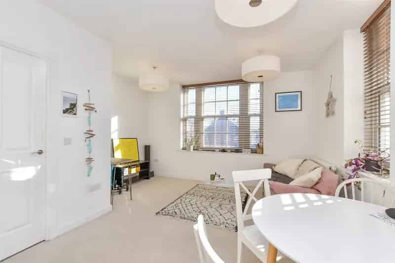 2 Bedroom Flat for Sale Near Seafront - Private Parking