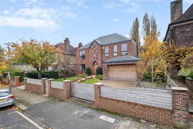 6-Bedroom Detached House for Sale in West Putney