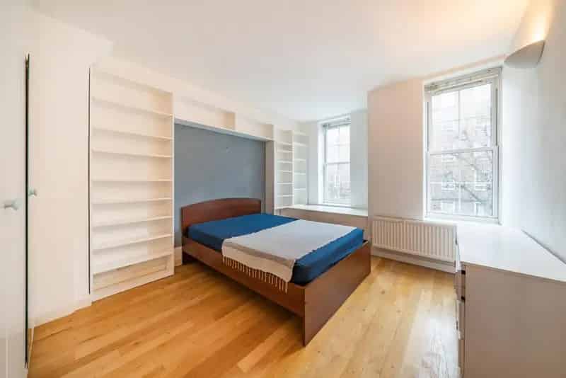 Three Bedroom Apartment Abundant Light and Character Chain Free