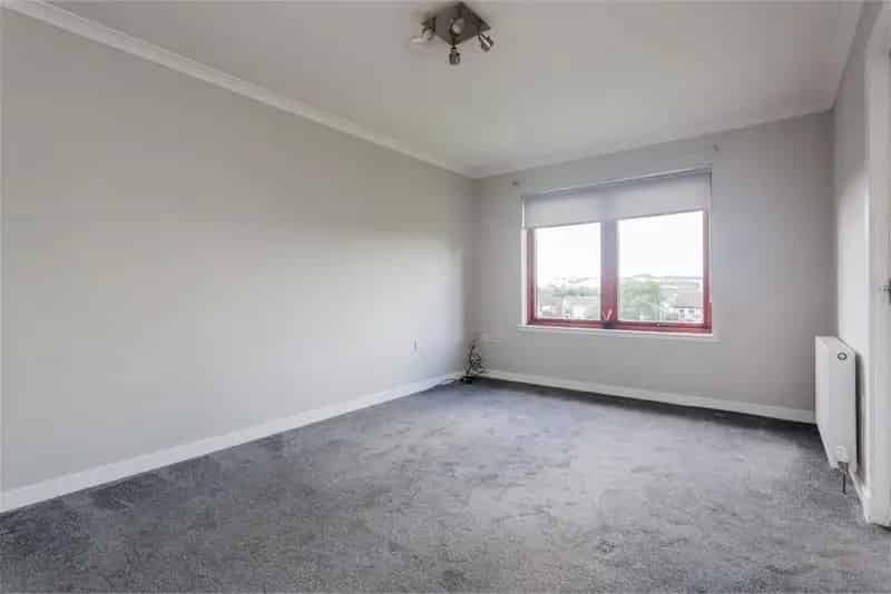 1 Bed Flat Johnstone - First Floor Flat with Modern Kitchen