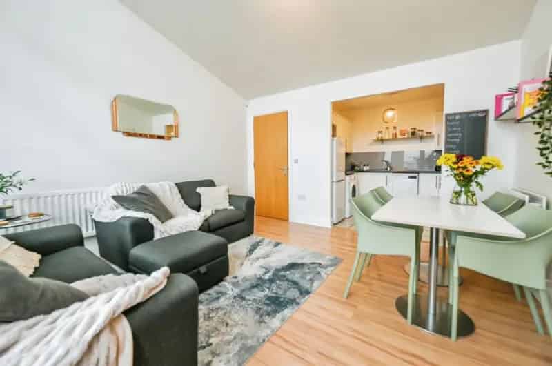 Two Bedroom City Centre Apartment with Parking