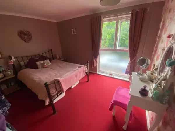 Large 2 Bedroom House with Astro Turf Garden and Garage