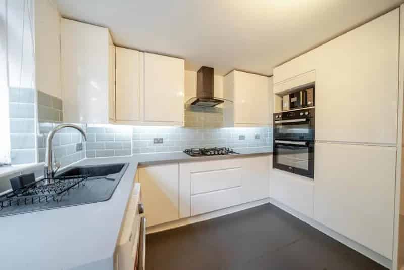 Two Bedroom Flat Clapham Junction Large Storage Quiet Street