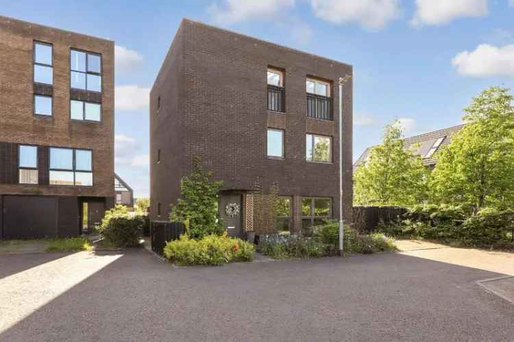 4 Bedroom Detached House for Sale in Glasgow Athletes Village