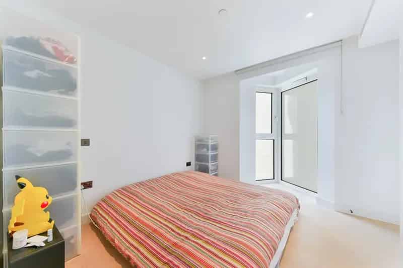 Westfield Shopping Centre and White City Station Apartment