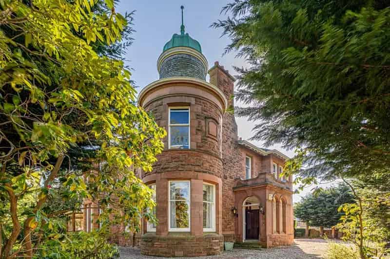 6 Bedroom Detached Villa with Annexe and Development Potential
