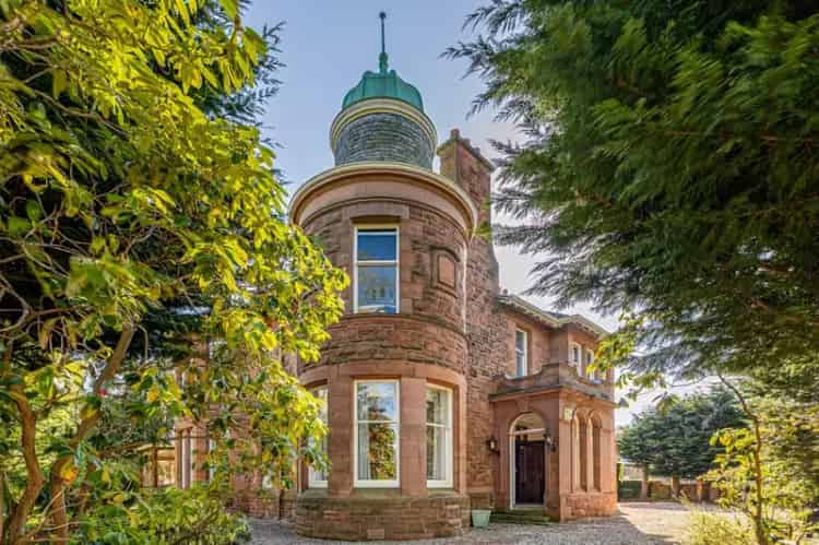 6 Bedroom Detached Villa with Annexe and Development Potential