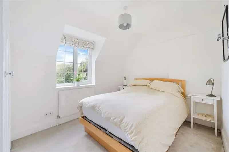 5 Bed House For Sale Banstead - Elegant Family Home with Studio