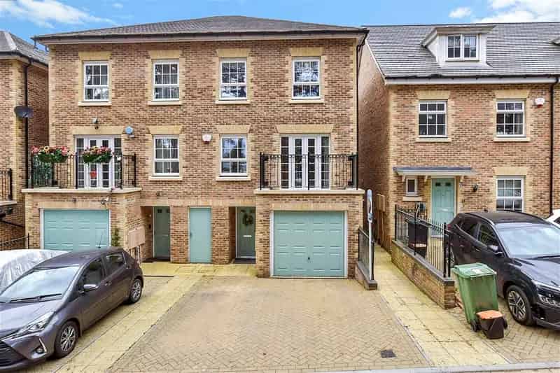4 Bedroom Semi-Detached House for Sale Near Maidstone East Station
