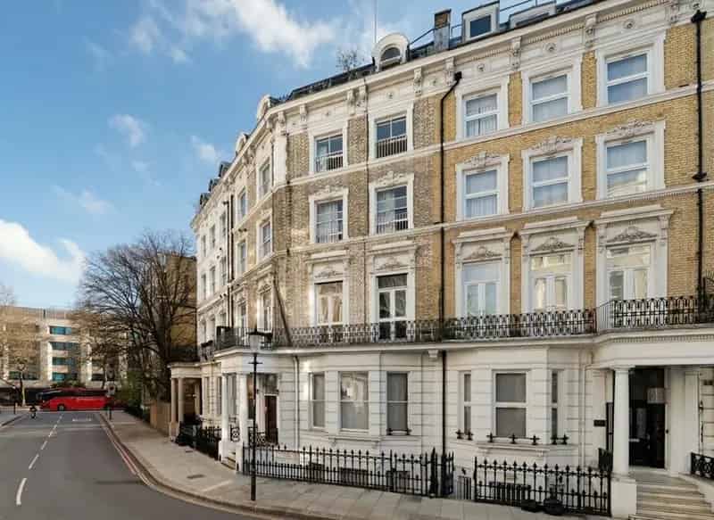 Spacious Studio Flat near Earl's Court Station