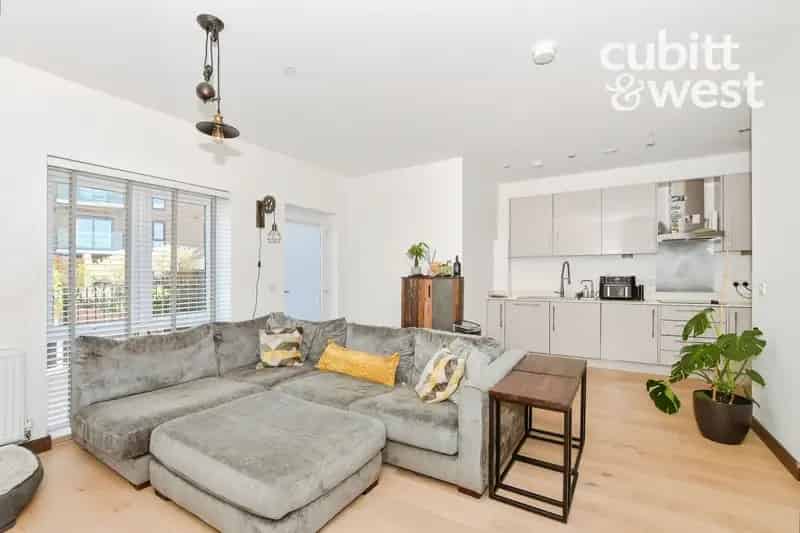 2 Bedroom Apartment To Rent Town Centre