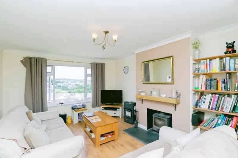 3 Bedroom Semi Detached House with Garage and Gardens