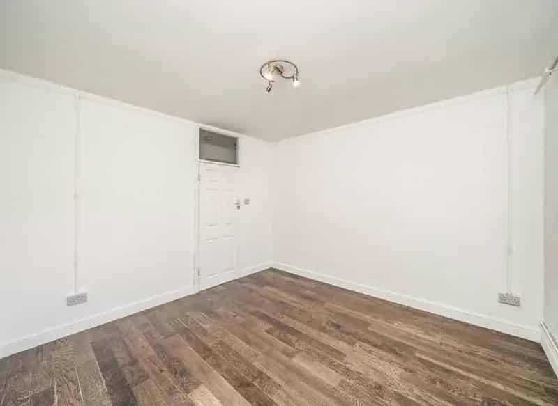 Two-Bedroom Flat Near Willesden Junction Station