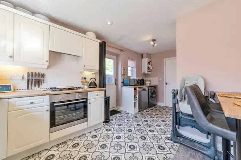 Three Bedroom House in Coddington with Modern Kitchen and Bathrooms