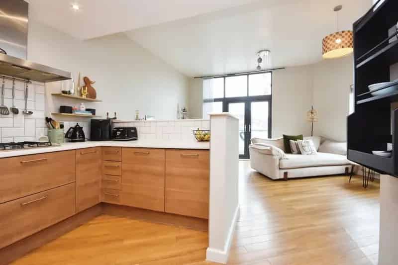 2 Bed Top Floor Apartment Near Brentwood Station Elizabeth Line