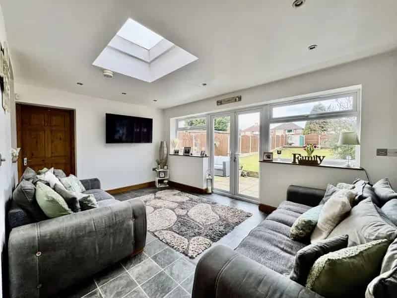 3 Bedroom Semi Detached House to Rent Woodlands Farm Road