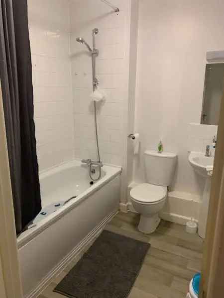 2 Bed Flat Top Floor Quiet Area Near Amenities