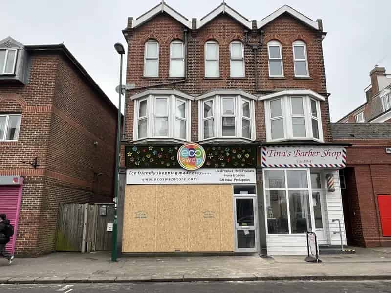 Freehold Building with Vacant Retail Shop and Ground Rents