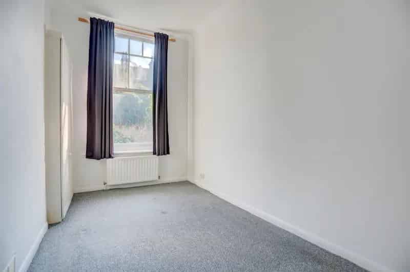 1 Bedroom Ground Floor Flat with Parking