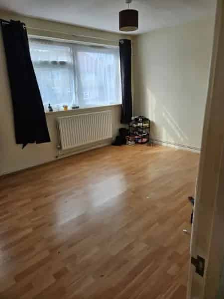 2 Bed House Near High Street Train Station