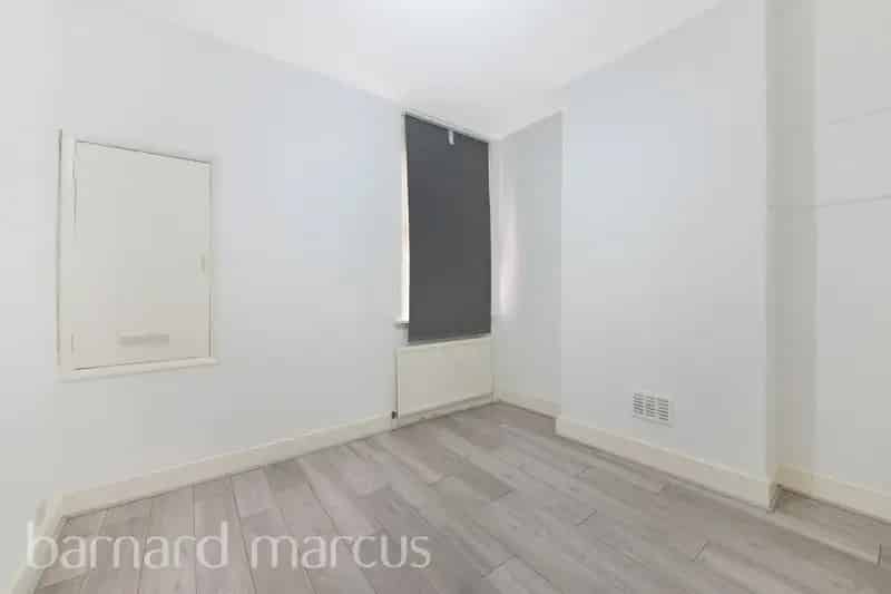 Refurbished 2-Double Bedroom Ground Floor Apartment - Share of Freehold