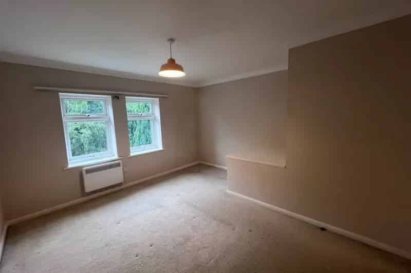 2 Bed House with Garden and Parking